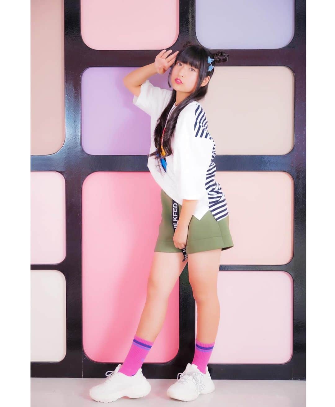 りりりのインスタグラム：「全身はこんな感じでした😚  ▽トップスと靴下▽ @candystripper_official さん  ▽ショートパンツ▽ @milkfedjp さん  #りりり #makeyouhappy  #りりりちゃんコーデ日記 #最近かわいい服をネットで探して見るのにハマってます #ママと趣味が合わないことが多いです #その時はどっちの服のがかわいいかプレゼン大会します #大体負けます」