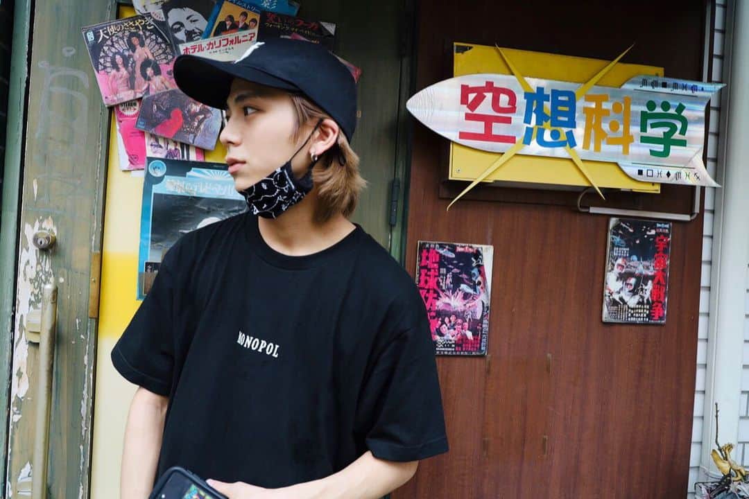 れいなかやま。のインスタグラム：「夏もほぼ終わりです。  着てる服は仲良い友達がやってるブランドのMonopol！夏真っ盛りにTシャツ助かる、ありがとう〜 男女着れるみたいやからみんなチェックしてみて欲し！🏃‍♂️」