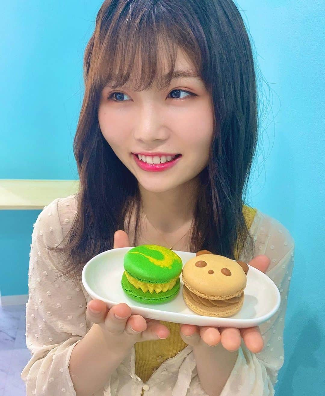 秋吉優花さんのインスタグラム写真 - (秋吉優花Instagram)「ずっと行きたかったお店！ 美味しかった☺️💗 . #写真撮る時よこ見がち #目線の先には #はるたん #ゆりや #薬院カフェ #薬院グルメ #天神カフェ #福岡カフェ #マカロン専門店 #マカロン #シュガーマジョのマカロン #ナチュラルメイク #ナチュラルヘア #イエベ春 #追記 #今日パーソナルカラー診断行ってきたんですけど #イエベ秋 #寄りの？秋に近い？イエベ春だった #たのしかった」8月13日 21時19分 - akiyoshi_1024