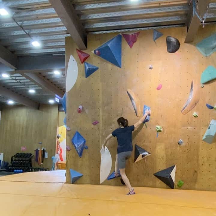 ホン・イン・リーのインスタグラム：「牆上的深蹲做的不錯😆 #squat #抱石 #bouldering」
