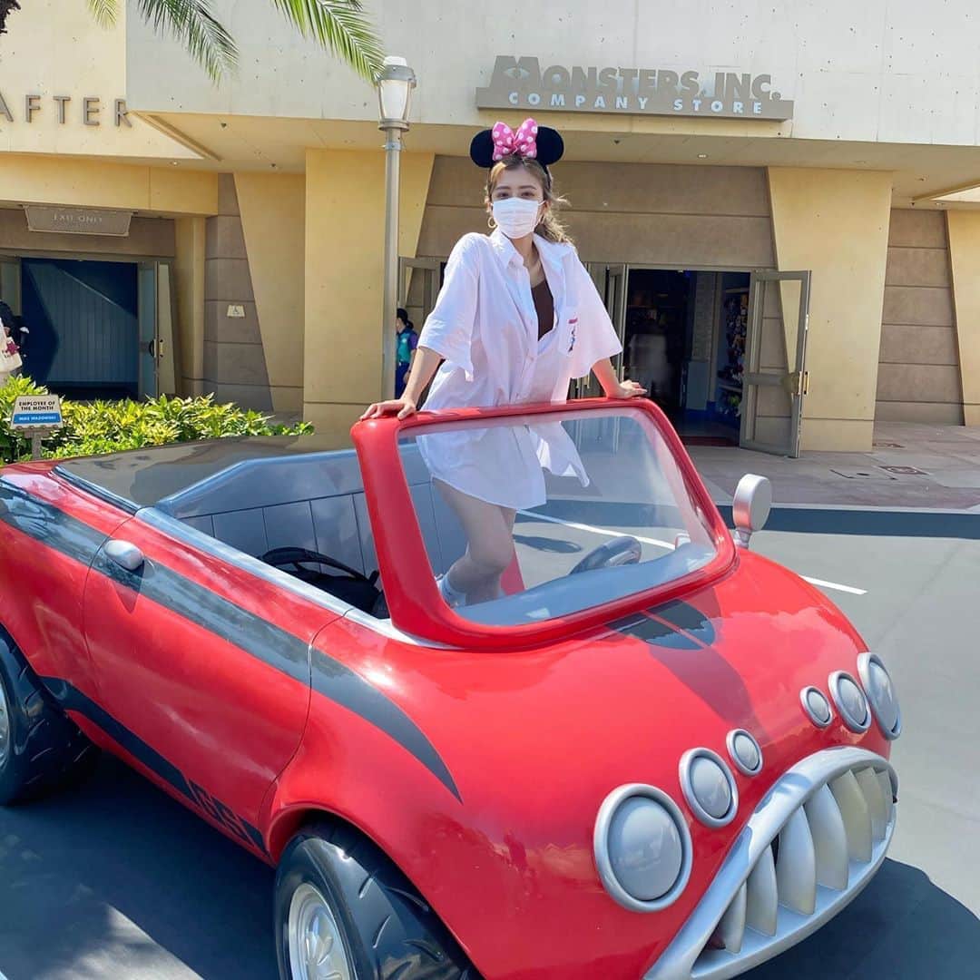 のインスタグラム：「ここで撮りたくなるんだよね🚗❣️ 天気も良くて最高だった〜☀︎  #みやフク シャツ: @stylenanda_japan  このシャツは3CEとディズニーのコラボ商品なの♡ Disneyに行く時は必ずと言って良い程、Disneyキャラが入ってるお洋服を着てく✌︎ shoes: @nike / @niketokyo 👟 ここ最近で1番のお気に入りスニーカー！！  #disneyland  #stylenanda  #nike」