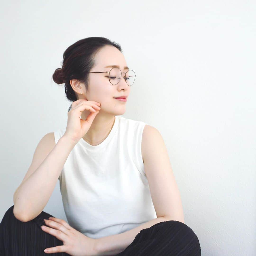 のインスタグラム：「アトリエではいつもUVカットの眼鏡。﻿ 日当たりが良い部屋なのがお気に入りなのだけど紫外線で目が腫れて痛くなるので😢﻿ ﻿ ﻿ ﻿ そして、眼鏡にも合う今日のジュエリー👏🏻﻿ ﻿ ﻿ #zoff#jewelry_ume#ÜME#ユーミー#UVカット眼鏡#紫外線アレルギー#日光アレルギー」