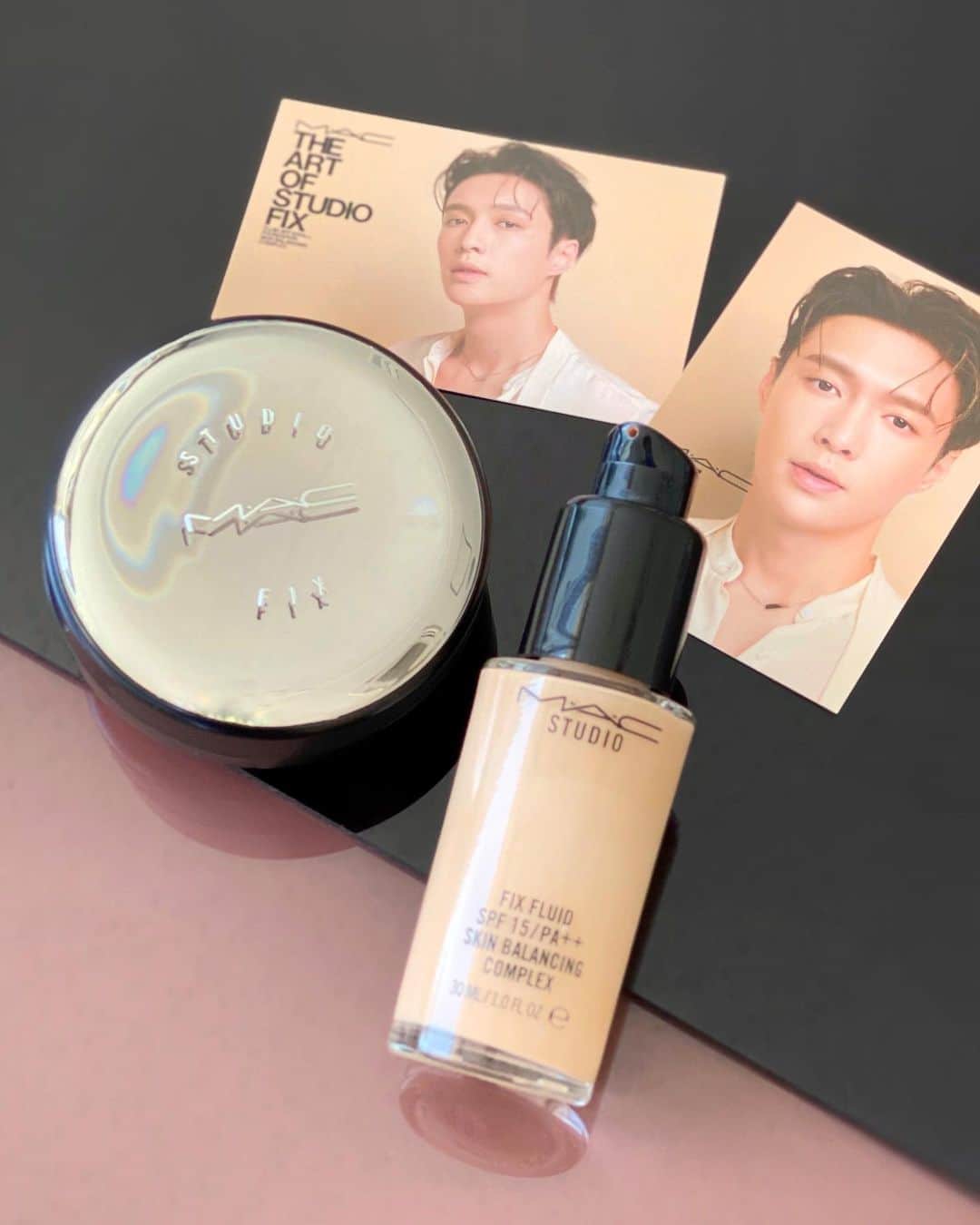 M∙A∙C Cosmetics Japanのインスタグラム：「【明日スタート】期間限定スペシャルキャンペーン！ M·A·C のグローバルアンバサダーに就任したLAY ZHANGが「スタジオ フィックス フルイッド SPF15」のビジュアルに登場✨ 今なら期間・数量限定で、#MACXLAY 限定コラボカード、スタジオ限定デザインポーチをプレゼント！  ㅤ ＜キャンペーン期間＞ M·A·C 公式オンラインショップ、全国のM·A·Cカウンター:  2020年8月14日(金)～なくなり次第終了  ㅤ 【1️⃣限定コラボカード プレゼント】 以下いずれかのファンデーションを1品ご購入のお客様へ、#MACXLAY 限定コラボカードをプレゼント致します*1。  ＜対象製品＞ - スタジオ フィックス フルイッド SPF 15 - スタジオ フィックス コンプリート カバレッジ クッション コンパクト SPF 50 (レフィル+コンパクト) - スタジオ フィックス コンプリート カバレッジ クッション コンパクト SPF 50 (レフィルのみ)  ㅤ 【2️⃣スタジオ限定デザインポーチ プレゼント】 上記記載のファンデーション1品を含む税込8,250円以上ご購入のお客様へ、スタジオ限定デザインポーチをプレゼント致します*1。 ポーチは2枚目をチェック👉 ㅤ さらにSNS限定で「LAY直筆サイン入りコラボカード」のプレゼントキャンペーンも実施中! 詳細はこちら⇒https://www.maccosmetics.jp/offer-details ㅤ *1 プレゼントはお1人様1会計につき1回までとさせて頂きます（カードのデザインはお選びいただけません）。 * M·A·C 公式オンラインショップにおいて、プレゼントがショッピングカートに表示されますのでご確認ください。ショッピングカートに表示されない場合は、在庫切れとなります。 * プレゼントが在庫切れになった場合、在庫切れのプレゼントはお渡し出来ませんのでご了承ください。 * プレゼントはイメージです。実物と異なる場合がございます。 ㅤ #MACStudioFix#MACスタジオフィックス #MACCosmeticsJapan #MACCosmetics #MAC #MACコスメ #マックコスメ #コスメ#コスメ紹介#コスメ好き #夏メイク#リキッドファンデーション#クッションファンデーション#クッションファンデ#リキッド#透明感#透明感メイク#時短メイク#ベースメイク#潤い#潤い肌#保湿#ツヤ肌#ツヤ肌メイク#ファンデーション#カバー力#毛穴レス」