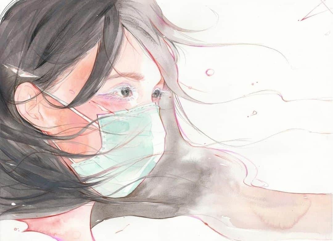 周庭（しゅうてい）のインスタグラム：「- 坦白說，心情還未平復。  去年8月30日，是我第一次被上門拘捕（以往都是預約拘捕或在抗爭現場被捕），自從那次之後，我每次聽到門鈴的聲音也會緊張起來，怕是警察又來了。  想不到在一年後，這樣的事情再次發生，還要是十多位警員拍門、按門鈴、爆門同時進行。那天，當有九人被拘捕，我有一刻想過，下一個可能會是我。但當警察真的來到家門前，我卻像是完全沒有心理準備般，手忙腳亂，只能用顫抖着的手，傳了「police」一字給朋友。那一刻，這是我唯一能做到的事情。  警察花了整整兩個小時搜屋，不單是詳細搜查我的房間和書房，連客廳、廚房、雜物房、天台和父母的房間等等都無一倖免。最後我被警方沒收了兩部電腦、三部電話、一部CCTV、不少去年和雨傘時的文宣，還有和黃之鋒的合照。警察一般申請搜查令，都只會申請當事人的房間，但這次的搜查令範圍極廣，我還以為自己犯了什麼滔天大罪。結果，直至今天，我對自己被拘捕的理由還是感到莫名其妙，到底我是在哪時哪刻，因為哪件事犯下了國安法，到今天還是沒有人知道，這種不透明，也就是這個政治罪行的本質。  由步出家門、被押上警車、到達大埔警署、被關到臭格，我都一直忍住眼淚。坦白說那時候真的很想哭出來，因為一旦被起訴，就不能保釋，意味着我未來最少一兩年也不能出來了。更不要想像被定罪，甚至被送到中國大陸的可怕。那種對於未來的不安和恐懼，不斷湧上心頭。  直到我有機會單獨會見律師代表，我終於忍不住淚水了。在那個孤單和可怕的環境中，他們就是我唯一可以信靠的人。那時候，其實我很想緊緊握着他們的手，好好感受那微小但唯一存在的溫暖，但怕他們覺得我很奇怪，最後還是不敢提出要求。在被拘留的25小時中，即使他們還有很多其他工作，仍會經常來到大埔警署，跟我說說這案件的最新情況，還有外界對我的關心。我也是透過他們，感受到很多很多來自大家的愛，謝謝他們，也謝謝你們。  很多人也知道，我是個又膽小、又脆弱的人，我常常質疑自己，到底我是否真的適合參與社會運動。八年了。八年前的自己，一定沒有想過今天的境況吧。但我即使懦弱，我知道，在大是大非面前，堅強是唯一的拯救。更何況，我並不是孤軍作戰，有很多人正在努力地挺着我、支持我。我相信香港人，相信你們都是秉持真理、堅守信念的人。  往後，或許會有更多人面對同樣甚至更嚴重的恐怖。我不敢想像將來的香港會變成如何，只能老土地相信，黑暗過後，晨曦必會來臨。  我們要好好撐住。  （圖／Alice Hobbey）」