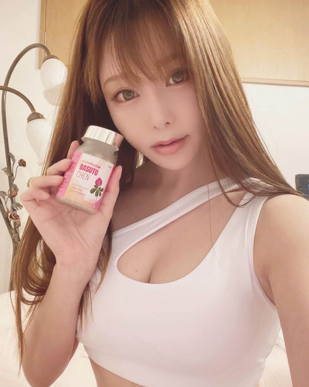 利咲のインスタグラム：「減量してるので… バストを落とさず痩せる方法の実験の為に、サプリも併用しながらトレーニングしてますよ☺ #バストチェン 💓  話題の女性に嬉しい成分を豊富に配合✨  #レッドクローバー は更年期障害の症状の緩和や肌トラブルの改善、 #ワイルドヤム は月経のリズムを正常化する作用や美肌効果、女性の体調を整える効果があります。  女性の美しさと元気の為に作られたサプリなので、身体に必要な栄養素を摂りながら理想的なスタイルを目指そうと思います💓  効果を楽しみにしてます✨  #バストチェンサプリ #女子力 #セクシー #可愛い #KIYON  #bustupsupplement #bustup #basutochen #バストアップ #バストアップサプリ #サプリメント  #筋トレ女子 #トレーニング女子 #健康美 #ワークアウト #workout #ワークアウト女子 #ダイエット #diet #ボディメイク #bodymake #fitness #sportswear #スポーツウェア #bbj #yogawear #アベンジャーズ」