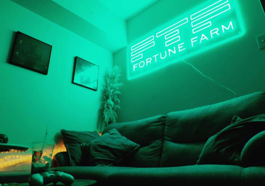 KLOOZのインスタグラム：「″ForTune Farm″ Neon light 🌱  I installed a neon light in my office💻」