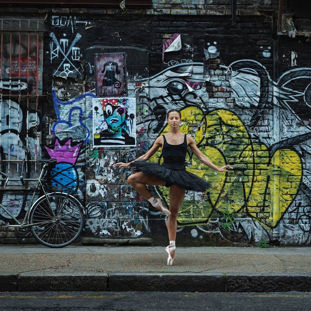 ballerina projectさんのインスタグラム写真 - (ballerina projectInstagram)「𝗙𝗿𝗮𝗻𝗰𝗲𝘀𝗰𝗮 𝗛𝗮𝘆𝘄𝗮𝗿𝗱 in East London. #ballerina - @frankiegoestohayward #eastlondon #london #streetart #ballerinaproject #ballerinaproject_ #ballet #dance #pointe #tutu #francescahayward   𝗕𝗮𝗹𝗹𝗲𝗿𝗶𝗻𝗮 𝗣𝗿𝗼𝗷𝗲𝗰𝘁 𝗯𝗼𝗼𝗸 is now in stock. Go to @ballerinaprojectbook for link.」8月13日 21時36分 - ballerinaproject_