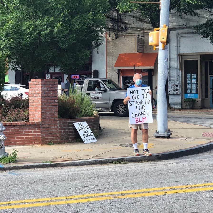 E! Onlineさんのインスタグラム写真 - (E! OnlineInstagram)「"My 75-year-old dad and his one man Black Lives Matter protest.❤️ " - Clara T Green. (📷: Twitter: @ClaraTGreen)」8月13日 21時47分 - enews