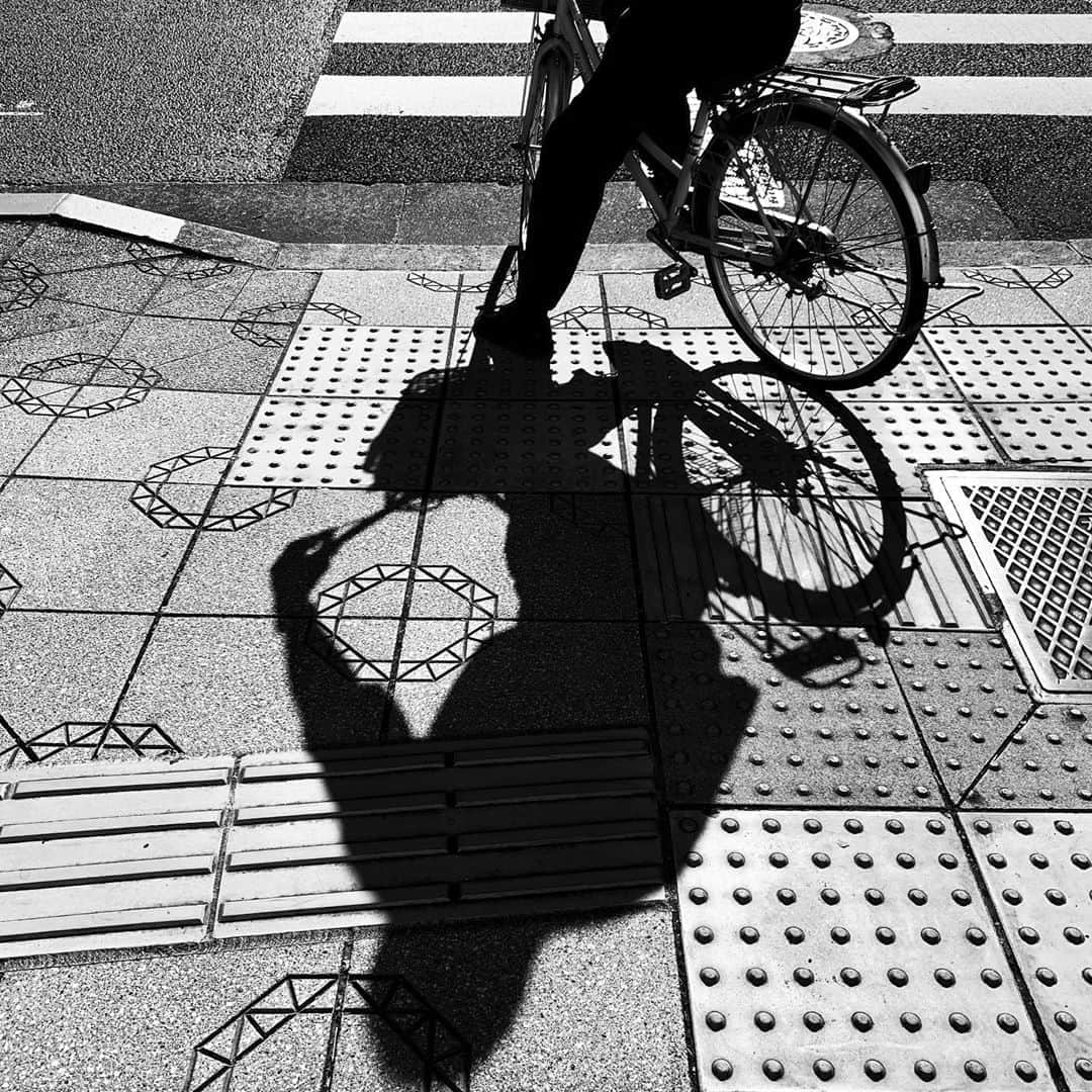 naotakeのインスタグラム：「横断歩道 - A crosswalk / iPhone XR & Snapseed, 20200814 . . あしたで夏休みも終わり。まさに矢の如く過ぎていく。 . . #spicollective #royalsnappingartists #infamous_family #rsa_main #infinity_photo_cult #2_fineart #jp_gallery_member #jp_gallery_bnw #trb_bnw #wp_bnw  #bnw_life #bnwlife_member #bnw_life_shots #bnw_captures #world_bnw #top_bnw #team_jp_ #team_jp_モノクロ #ig_energy_bw #ig_nihon #streetphotographybnw #igersjp #blackandwhite #bnw #bnwphoto #monochrome #bw #bnwphotography #ShotOniPhone #shotoniphoneXR」