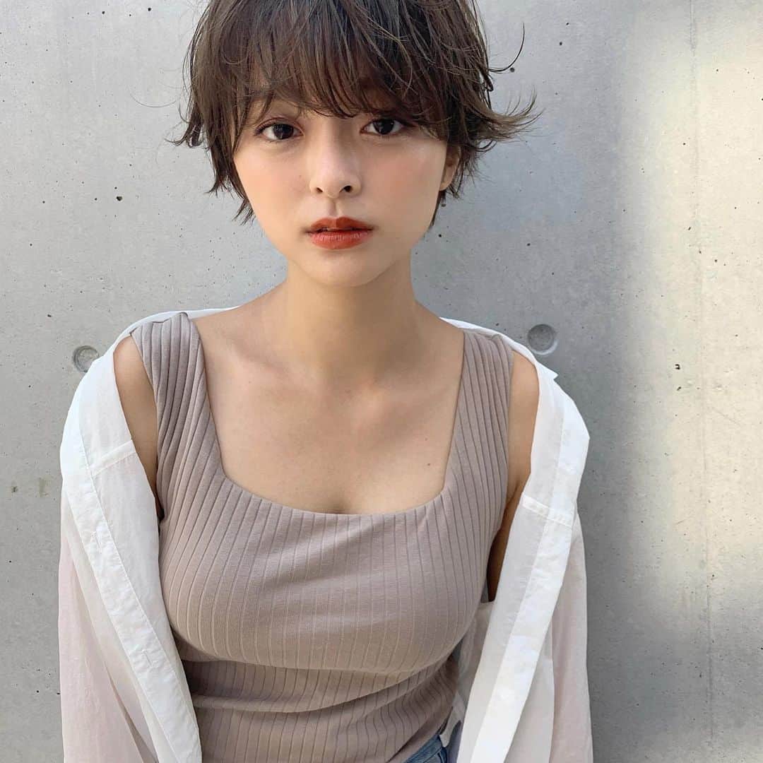 かおりのインスタグラム：「・ ・  前髪を伸ばそうか切ろうか悩む🤔 どっちがいいかなぁ？  #ベージュカラー　#ノースリーブ」