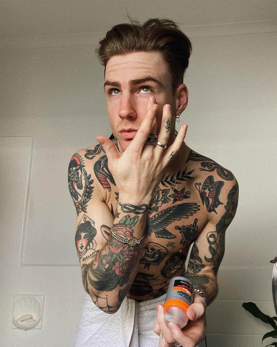 THOMAS DAVENPORTのインスタグラム：「Ever since I can remember I’ve always had dark circles under my eyes, mostly from fatigue, poor sleeping patterns and general complexion. The past month I’ve been using the @lorealmen Hydra Energetic 24H Anti-Fatigue Moisturiser every day, and have already noticed a huge difference // #partner #Energiseyourskin」