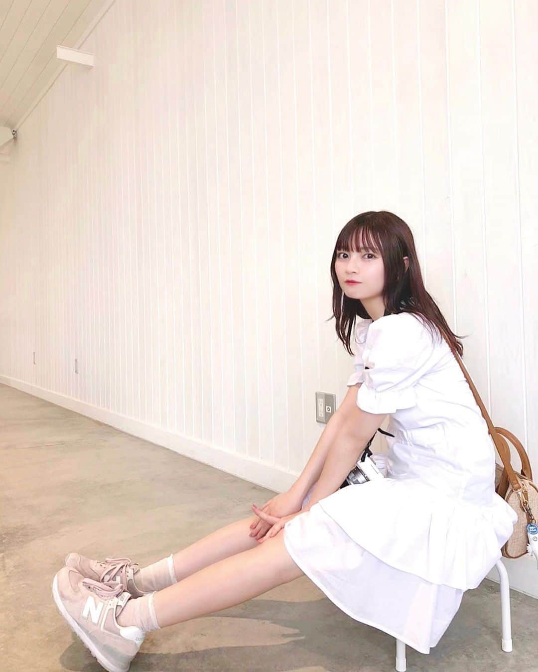 廣川奈々聖のインスタグラム：「写真撮りにどこか出かけたいな〜🐈☀️﻿ ﻿ バッグにニョロニョロついてる¨̮﻿ ﻿ ﻿ ﻿ ﻿ #moominvalley#moominvalleypark#ムーミンバレーパーク#メッツァビレッジ#メッツァ#カメラ女子#newbalance#スニーカーコーデ#ホワイトコーデ」