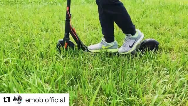 のインスタグラム：「#Repost @emobiofficial ・・・ 草むらでも走れるパワーを持った電動キックボードいかがっすか〜⁉️  広めのデッキに、大きいタイヤで多少の段差は軽々クリアします！！🙆‍♂️  ⚠️草むらの走行はパフォーマンスです。故障や事故の原因になるのでお控えください⚠️  #電動キックボード  #btune  #夏休み  #必需品  #暑い  #暑すぎる  #風を切って走りたい」