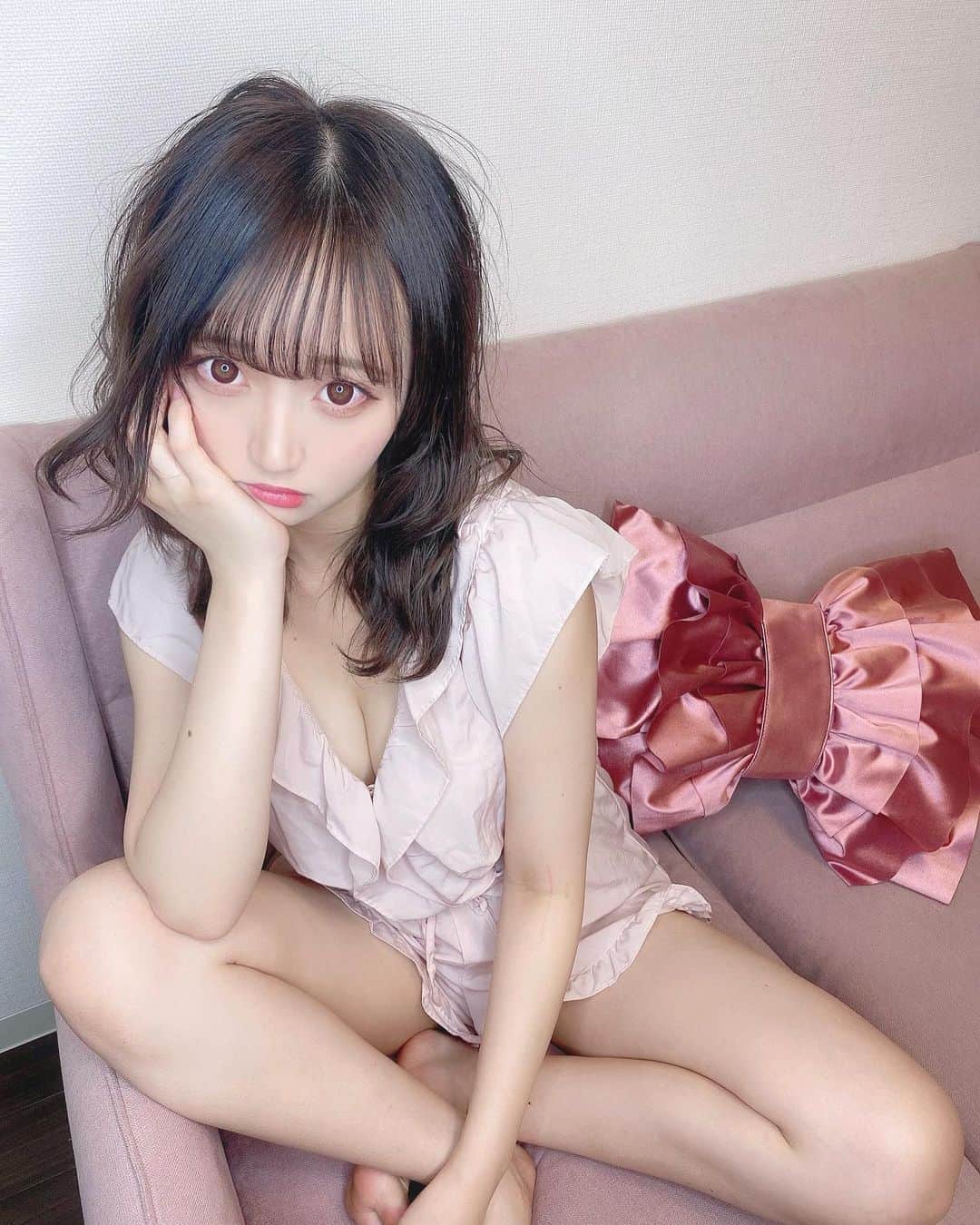 のインスタグラム：「久しぶりのえろまりです。  #パジャマ#ぱじゃま#パジャマ女子  #えろかわ#部屋着#部屋着女子  #フランフラン#flanflan #ピンクコーデ #ゆる巻き#えろかわいい#脚フェチ#太もも#太ももフェチ#胸フェチ#stayhome #」