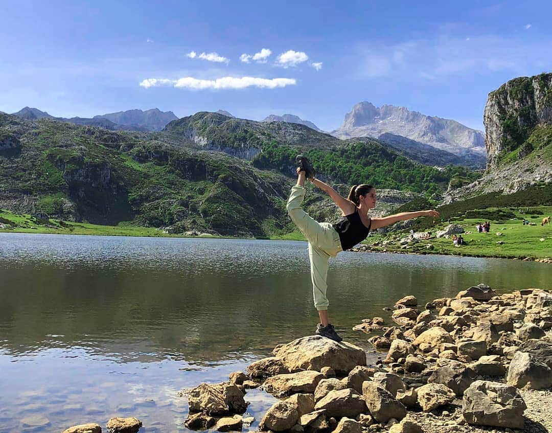 ソニア・ラフエンテのインスタグラム：「Life balance 💙💚 . . #nature #lagosdecovadonga #asturias #summertime #2020 #socialdistance #skaterstyle」