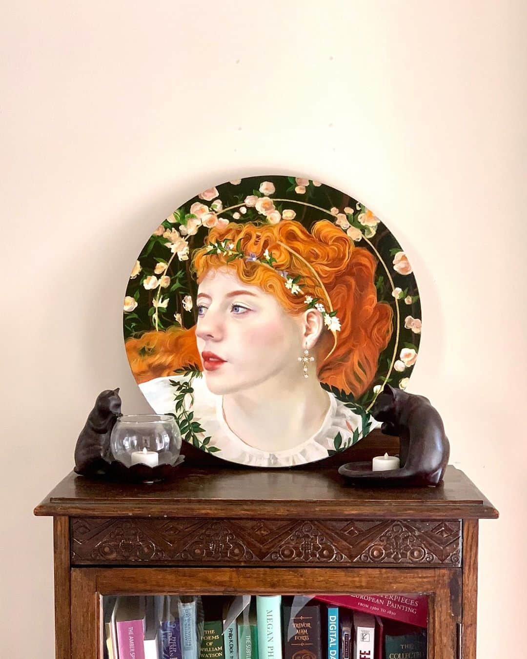 ベッキー・クルーエルのインスタグラム：「portrait 🍃 pre-raphaelite in the style of Sandys’ Perdita. oil on canvas, commission by Olivia Leake⁣ ⁣ I came across @artbylivleake Olivia’s art and immediately fell in love with her beautiful paintings. She is such a talented artist, and I desperately wanted to own a painting myself - growing a collection is a fantasy of mine. For my first purchase, a completely bespoke commission was a dream come true. I was a little shy to commission a self portrait, but my friends reminded me that kings and queens have portraits of themselves all the time, so why not run with the opportunity ☺️⁣ ⁣ This painting is approx 40x40. I love all the fine details - we incorporated our passion for renaissance elements such as the cross and halo.」