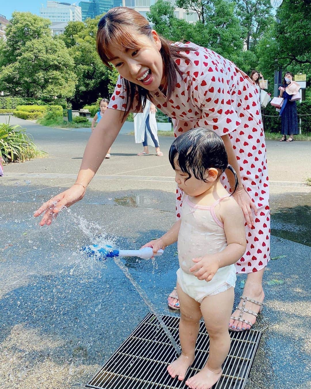 庄司ゆうこさんのインスタグラム写真 - (庄司ゆうこInstagram)「仲良しママ友のゆかちゃんとミッドタウンでお寿司ランチからの公園で水遊び🤗 何気にももちゃんミッドタウンで遊ばせるのは初でした(^^) 同じ公園ばかりだと飽きちゃうから色んな公園行かないとね✨ それにしても毎日暑過ぎるぅ〜😱 熱中症にならないように気を付けなきゃだ（ ; ; ） #ミッドタウン#公園#水遊び#女の子ママ#こどものいる暮らし#1歳4ヶ月#走りまくり#ももちゃんです🤗」8月13日 21時58分 - yuko.shoji