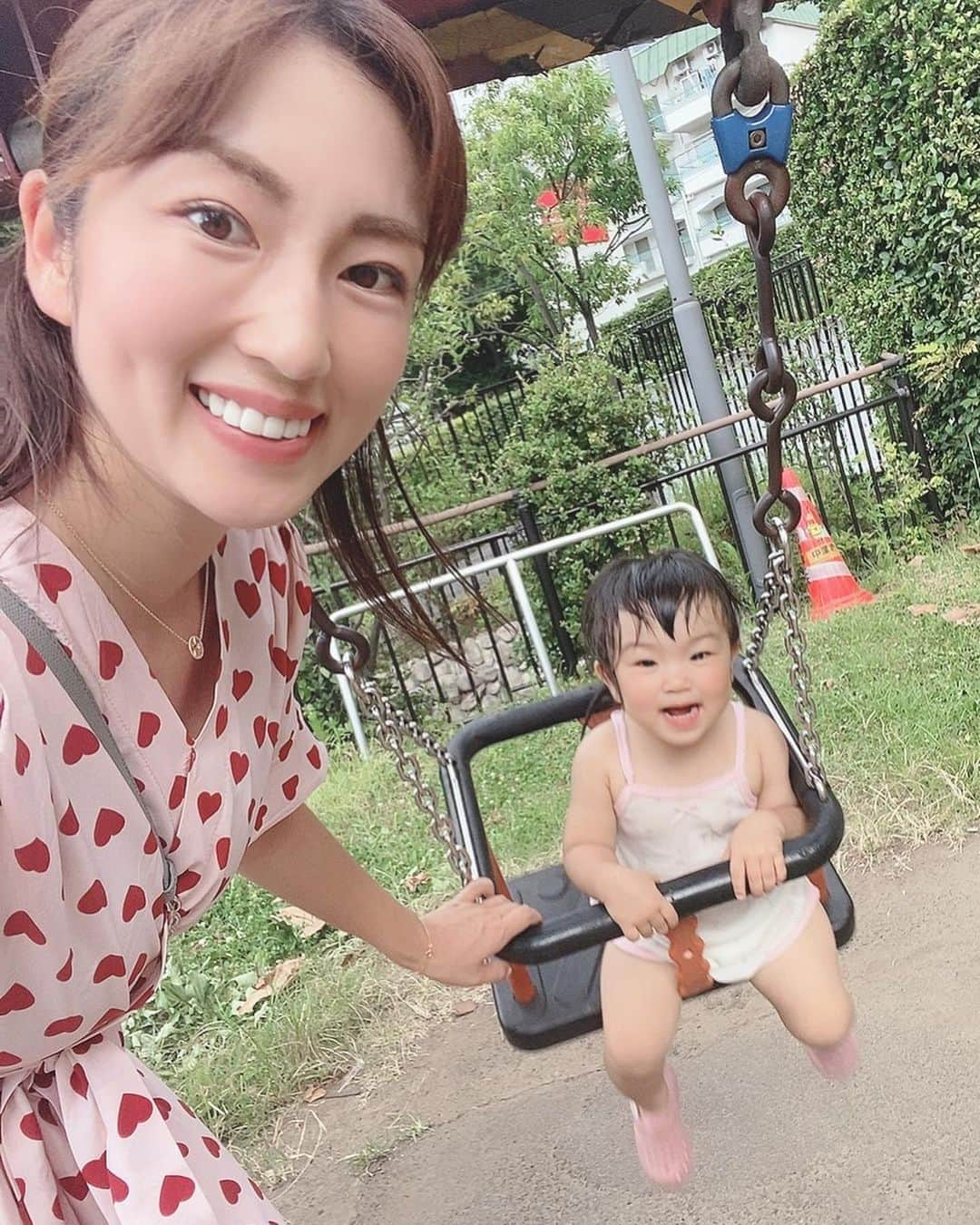 庄司ゆうこさんのインスタグラム写真 - (庄司ゆうこInstagram)「仲良しママ友のゆかちゃんとミッドタウンでお寿司ランチからの公園で水遊び🤗 何気にももちゃんミッドタウンで遊ばせるのは初でした(^^) 同じ公園ばかりだと飽きちゃうから色んな公園行かないとね✨ それにしても毎日暑過ぎるぅ〜😱 熱中症にならないように気を付けなきゃだ（ ; ; ） #ミッドタウン#公園#水遊び#女の子ママ#こどものいる暮らし#1歳4ヶ月#走りまくり#ももちゃんです🤗」8月13日 21時58分 - yuko.shoji