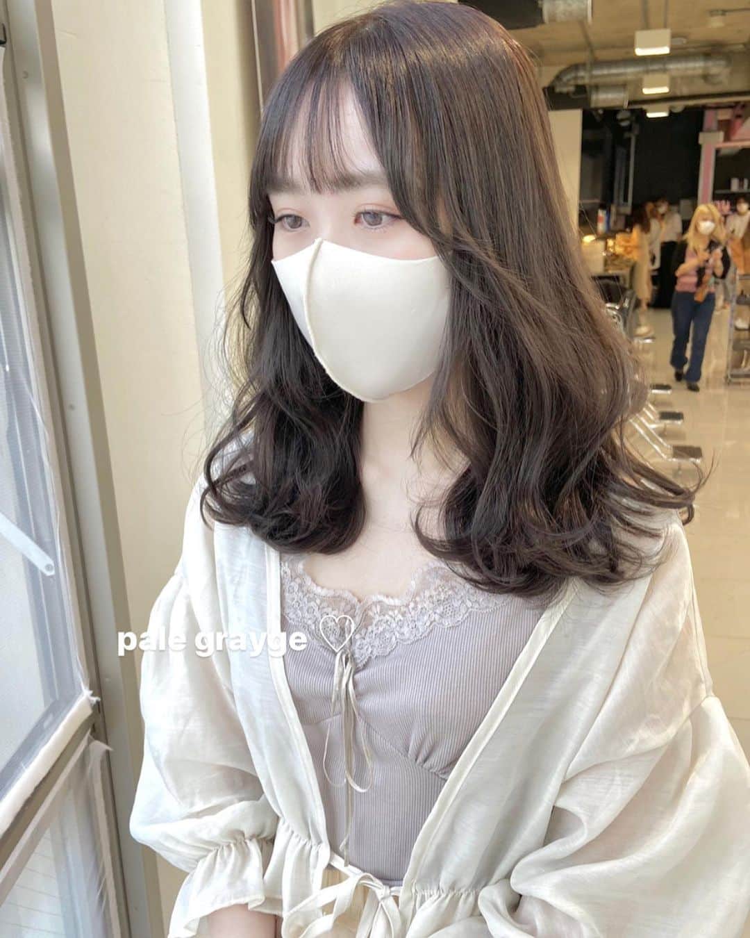 佃加菜のインスタグラム：「pale grayge♡🍈 色素の薄い透けるグレージュ♡ 前髪はマスクに負けないシースルーぱっつん♡ 顔まわりは柔らかい雰囲気にカット🍈」