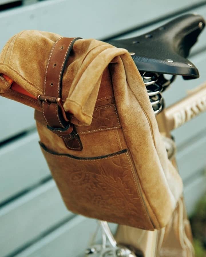 ブルータスさんのインスタグラム写真 - (ブルータスInstagram)「【いい自転車。★発売中】 竹からできたエコな服を着て、最近カスタムオーダーした自転車でやってきた#森星 (@hikari )さん。 とにかく何にでもこだわる。サドルに付けるバッグも、鞄職人のナツカさんが古着で手がけたもの。 #BRUTUS #いい自転車 #自転車  #自転車のある生活」8月13日 22時00分 - brutusmag