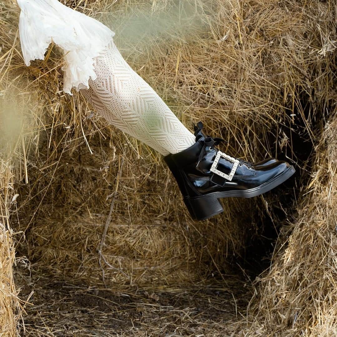 ロジェ・ヴィヴィエさんのインスタグラム写真 - (ロジェ・ヴィヴィエInstagram)「The #VivRangers lace boots by @GherardoFelloni come with a chunky heel and a crystal side buckle.   #RogerVivier #FW20 #GherardoFelloni   Discover the collection through link in bio.   Photographer: @Ilariadatri_  Stylist: @Elisanalin_」8月13日 22時00分 - rogervivier