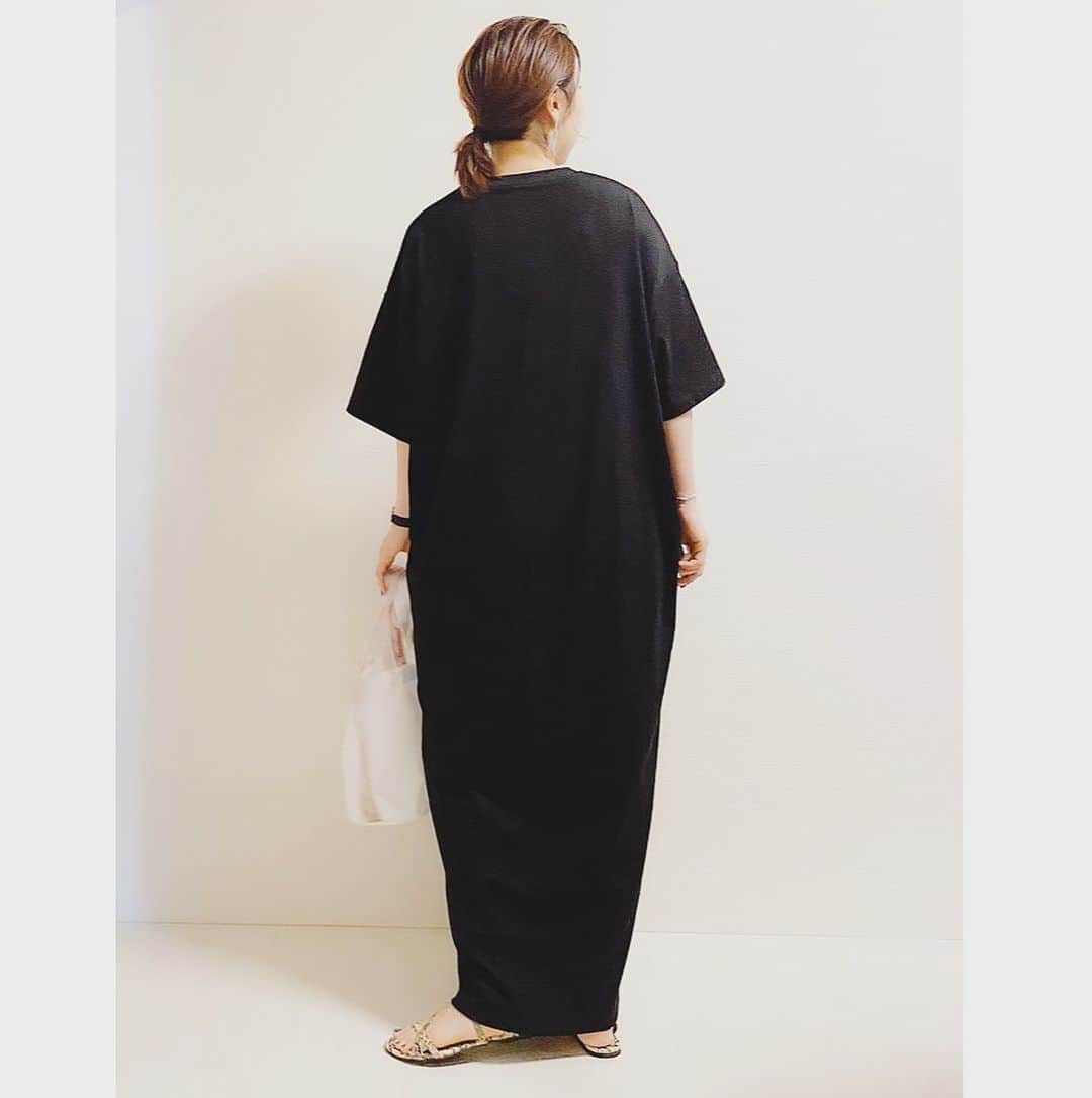 aiaiさんのインスタグラム写真 - (aiaiInstagram)「meriのTシャツマキシワンピース 今年はブラックにしました✨ ほんと好みで好き♡  コクーンシルエットにドロップショルダーでしっかり長いマキシ丈✨  2020年のタイプはストレッチがプラスされて着心地もさらに良くなってました。マキシ丈だから大人な雰囲気で着れてオススメです♡  @meri.onlinestore  @midori1207  コーデの詳細はブログに書いています ☟☟ http://s.ameblo.jp/aiai987654  #fashion#outfit#style#coordinate#instagood#ootd#pic#instapic#コーデ#コーディネート#スタイリング#プチプラコーデ#本日のコーデ#大人カジュアル#プチプラ  #カジュアル #アラフォー #アラフォーコーデ #アラフォーファッション#ワンピース #ワンピースコーデ #モノトーンコーデ #ブラックコーデ  #ブラックワンピース #サンダル #サンダルコーデ #tシャツワンピ#マキシワンピース」8月13日 22時01分 - saltaiai