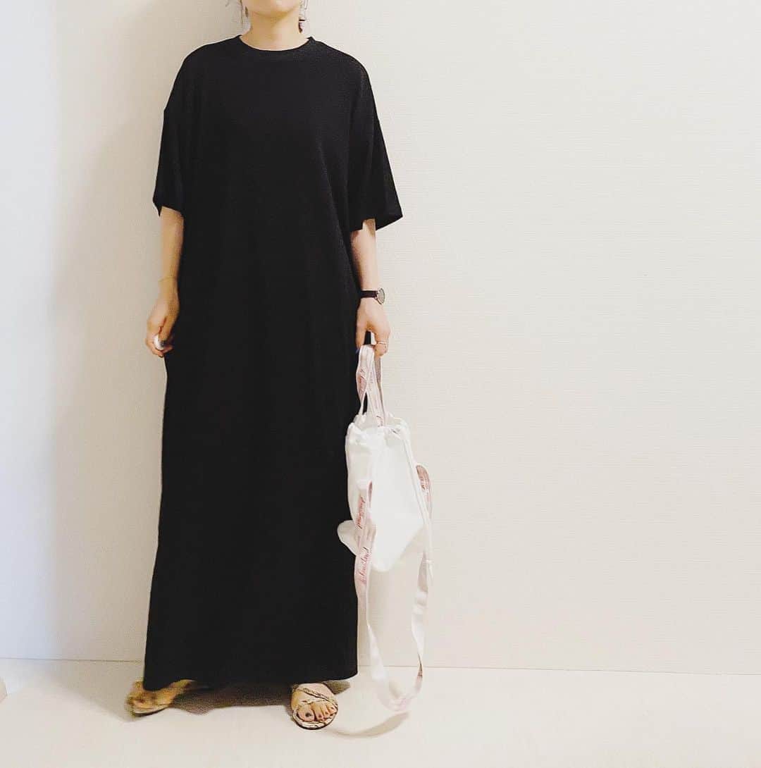 aiaiのインスタグラム：「meriのTシャツマキシワンピース 今年はブラックにしました✨ ほんと好みで好き♡  コクーンシルエットにドロップショルダーでしっかり長いマキシ丈✨  2020年のタイプはストレッチがプラスされて着心地もさらに良くなってました。マキシ丈だから大人な雰囲気で着れてオススメです♡  @meri.onlinestore  @midori1207  コーデの詳細はブログに書いています ☟☟ http://s.ameblo.jp/aiai987654  #fashion#outfit#style#coordinate#instagood#ootd#pic#instapic#コーデ#コーディネート#スタイリング#プチプラコーデ#本日のコーデ#大人カジュアル#プチプラ  #カジュアル #アラフォー #アラフォーコーデ #アラフォーファッション#ワンピース #ワンピースコーデ #モノトーンコーデ #ブラックコーデ  #ブラックワンピース #サンダル #サンダルコーデ #tシャツワンピ#マキシワンピース」