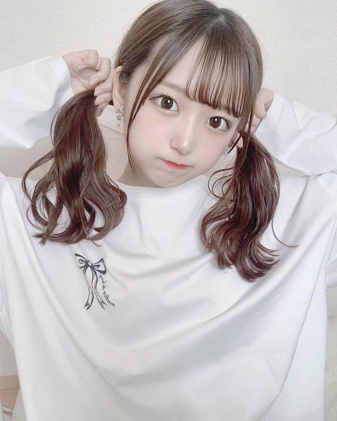町田穂花のインスタグラム：「. . 私の大好きなさやぴさんがプロデュースされてるブランド（ @piumofficial ）のロンTめちゃくちゃかわいくてとってもお気に入り🥺‪‪❤︎‬ 全色かわいくて迷ったんだけど白にしたよ〜🤍 . #pium #私服 #地雷系女子 #量産型 #量産型ヲタク#量産型ファッション  #自撮り界隈 #ツインテール」