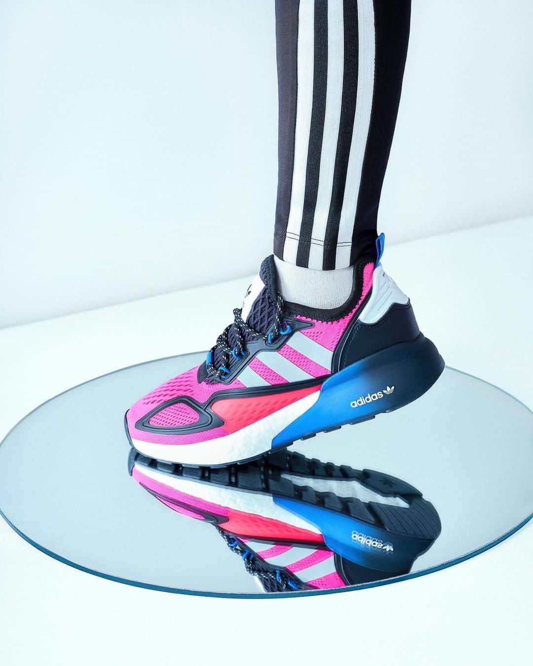 Chi Puさんのインスタグラム写真 - (Chi PuInstagram)「Sao phải theo logic? adidas ZX phá bỏ mọi rào cản và luật lệ với thiết kế BOOST chuyển màu độc đáo. Chi đã hoàn toàn bị chinh phục!  @adidasoriginals #adidasvn #ZX」8月13日 22時07分 - chipupu