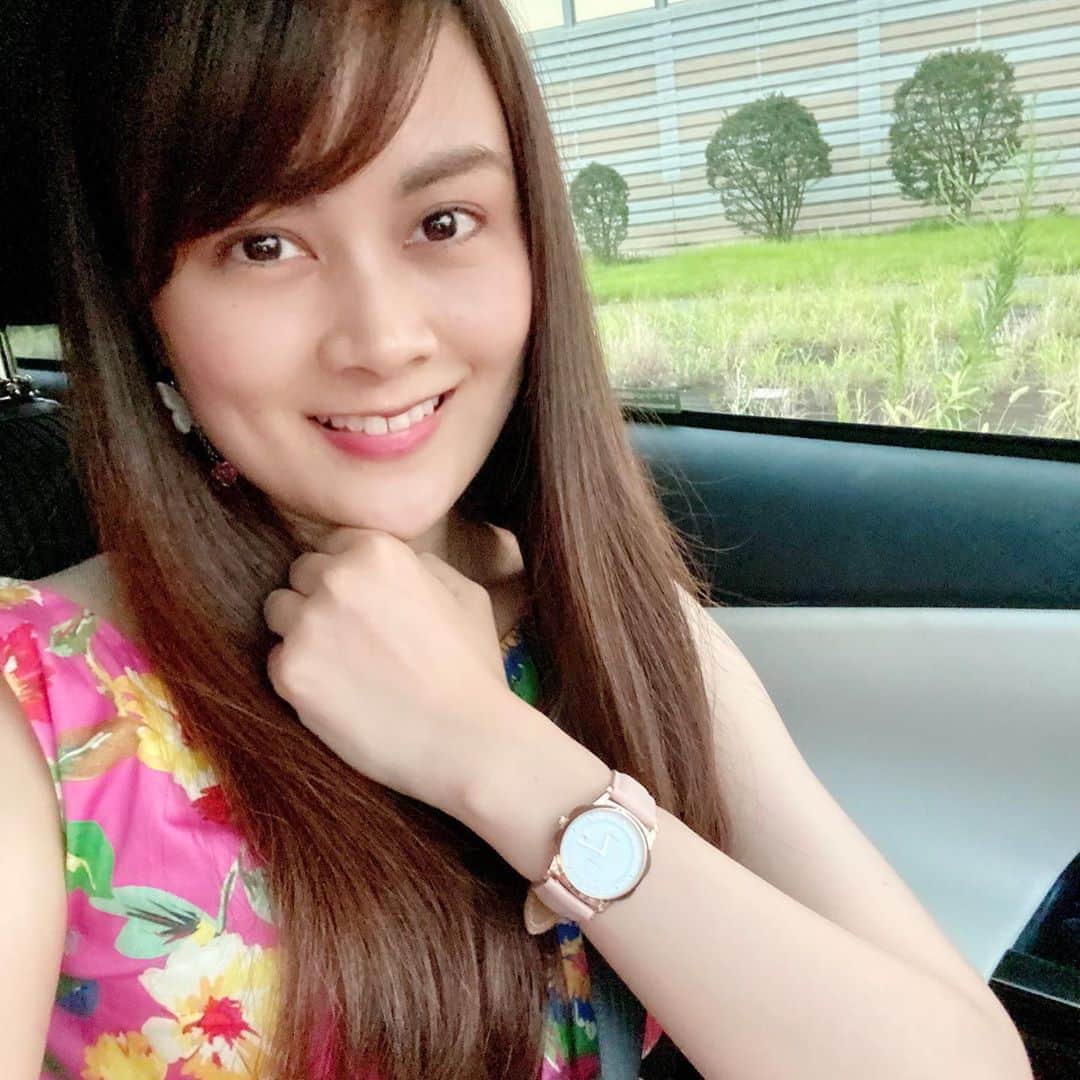 野本愛さんのインスタグラム写真 - (野本愛Instagram)「薄ピンクのベルトが可愛い @loborjapan💕﻿ この時計も結構使ってる🥰✨﻿ 私ピンク系の服多いから合わせやすいんだよね❣️﻿  時計盤のデザインもお花みたい🌸🌸﻿ 可愛い系好きな子にはぴったりだと思う❤️﻿ ﻿ 久しぶりのドライブは運転しようと思ったけど、﻿ 眠すぎたから運転しないで爆睡💤笑笑﻿ ﻿ でも車運転してもらってて寝るのって﻿ 最高に幸せなんだよなぁー☺️☺️💕笑笑﻿ ﻿ クーポンコード【himem110】﻿ ご使用で10%オフになるよ😃✨﻿ ﻿ #lobor #ロバー #腕時計 #時計 #手元倶楽部﻿ #お出かけコーデ #ピンクの時計 #ピンク大好き #大人可愛い #きょこ #ドライブコーデ #ピンクコーデ #花柄ワンピース #おしゃれさんとつながりたい #休日コーデ #女社長 #起業女子 #薄ピンクコーデ #クーポンコード #watchlover #pinkwatch #outfit﻿」8月13日 22時08分 - himemode