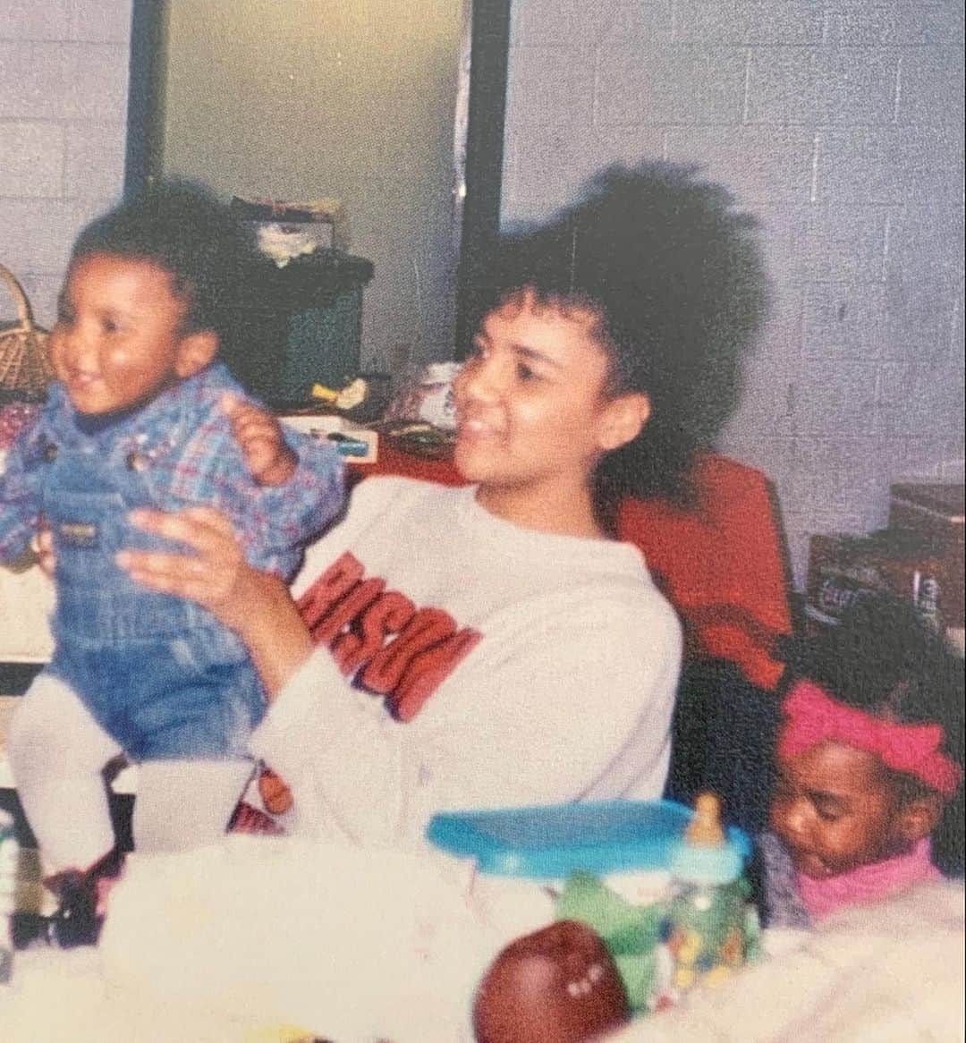 カイリー・アービングのインスタグラム：「Cynthia Janette White Mountain  Elizabeth Anne Larson  Happy birthday Queen!   I love you Mommy, and I am grateful to have you as an angel. ✨✨I will continue to pick up the torch and carry out what you have planned. Thank you for our giant family you helped create and nurture. Without you ascending to your new destination, I don’t know if I would be here today, so I know I am not alone in this journey and God and our ancestors are protecting us all from@the evils of this world. Your energy will forever be missed and loved. Shower over us all with Love and Peace.  8/13 VIII XIII」