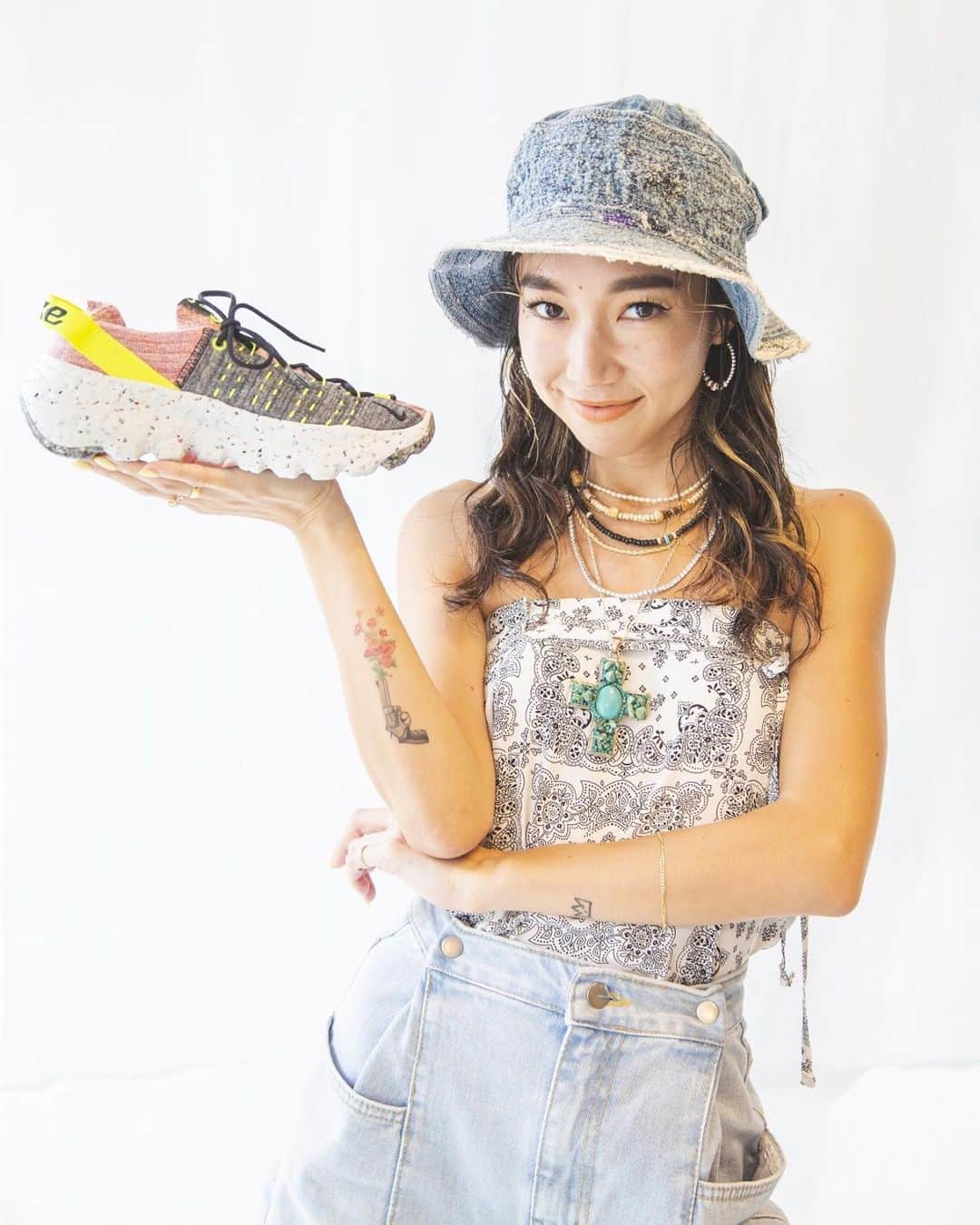 UlalaGirlのインスタグラム：「NIKEから、“NIKE WMNS SPACE HIPPIE 04”というサスティナブルなスニーカーのローンチを記念して @atmos_pink_official と、使わなくなったスニーカーの一部を利用してアクセサリーを作るというワークショップを開催します！  スペシャルゲストも来てくれるようなのでみんな是非参加してね🖖🏼♥️  詳細はストーリーにあげてます！」