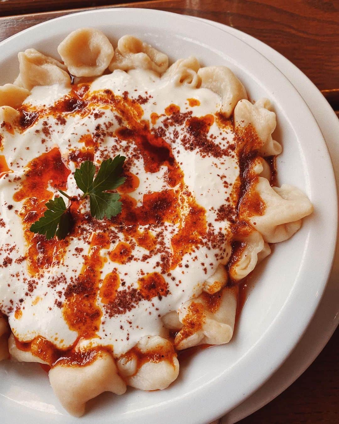 STIL IN BERLINのインスタグラム：「This plate of mantı with paprika butter and yoghurt at Gözleme Restaurant in Neukölln is part of my current top ten things to eat in Berlin – find the full list on stilinberlin.de And please let me know if your fav is included.  #berlinfood #foodinberlin #mantı #berlinfoodguide #berlinrestaurant #neukoelln #turkishfood」
