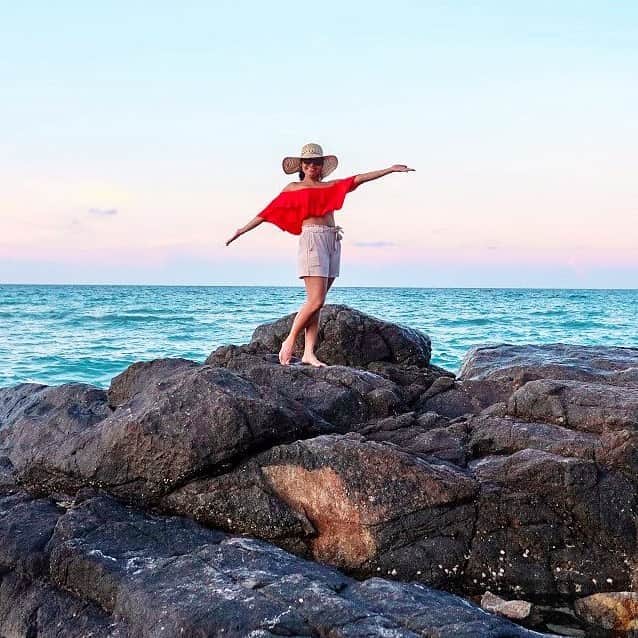 エアアジアのインスタグラム：「Click ❤️ if you're having the travel itch!  Check out these insta-worthy places in #Terengganu! From the amazing clear blue waters to modern architectural masterpiece!  Are you travelling anytime soon? Don't forget to tag @airasia and use the hashtags #AirAsia #EveryoneCanFlyNow. ❤️✈️ __________ #cuticutiMalaysia #supportlokal」