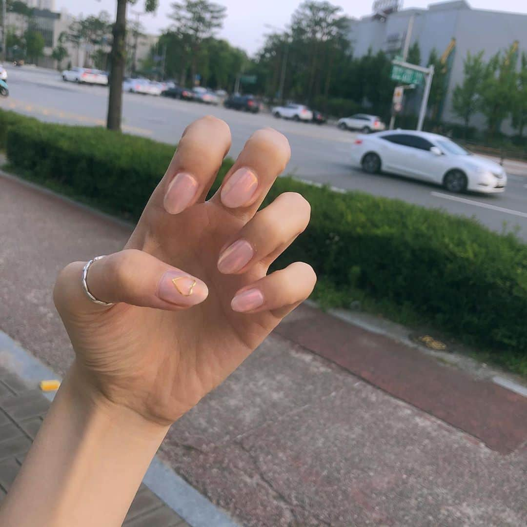 カウンさんのインスタグラム写真 - (カウンInstagram)「항상 맘에 쏙드는 네일을 해주는 나츠미언니🤍」8月13日 22時13分 - by.gaeun