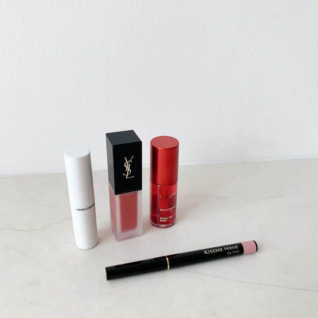 ハンナミのインスタグラム：「🍂 秋物の撮影に合わせて lipも変えた🤍 yslのリップ、秋らしい色でお気に入り:)  ・ysl 214 ・clarins 03 ・kissme 01」