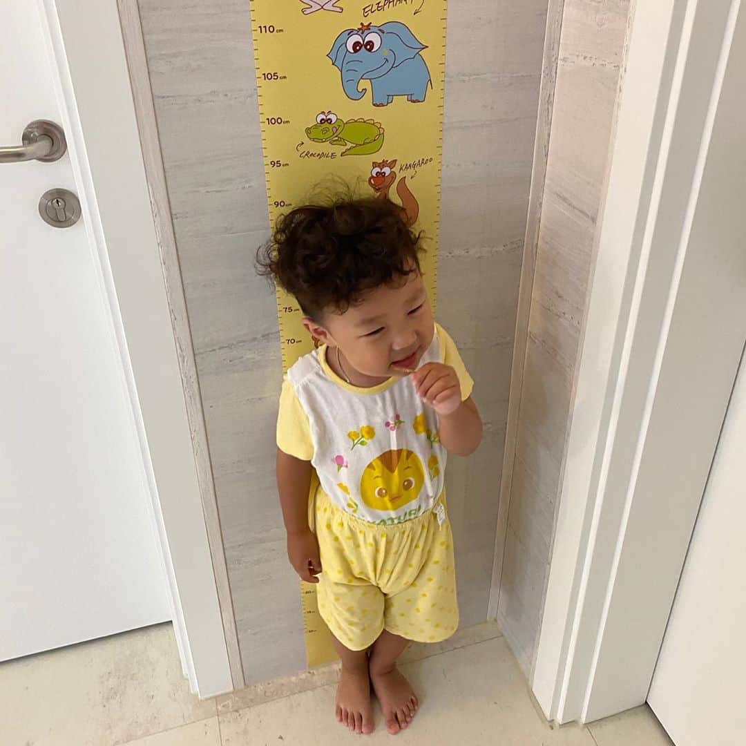 ソ・ウナのインスタグラム：「💛 건강하고 씩씩하게 자랐으면 하는 마음에 이모가 주는 선물이얌💛 쭈니가 좋아하는 동물친구들 가득가득~ (feat.오징어) 💛💛💛」
