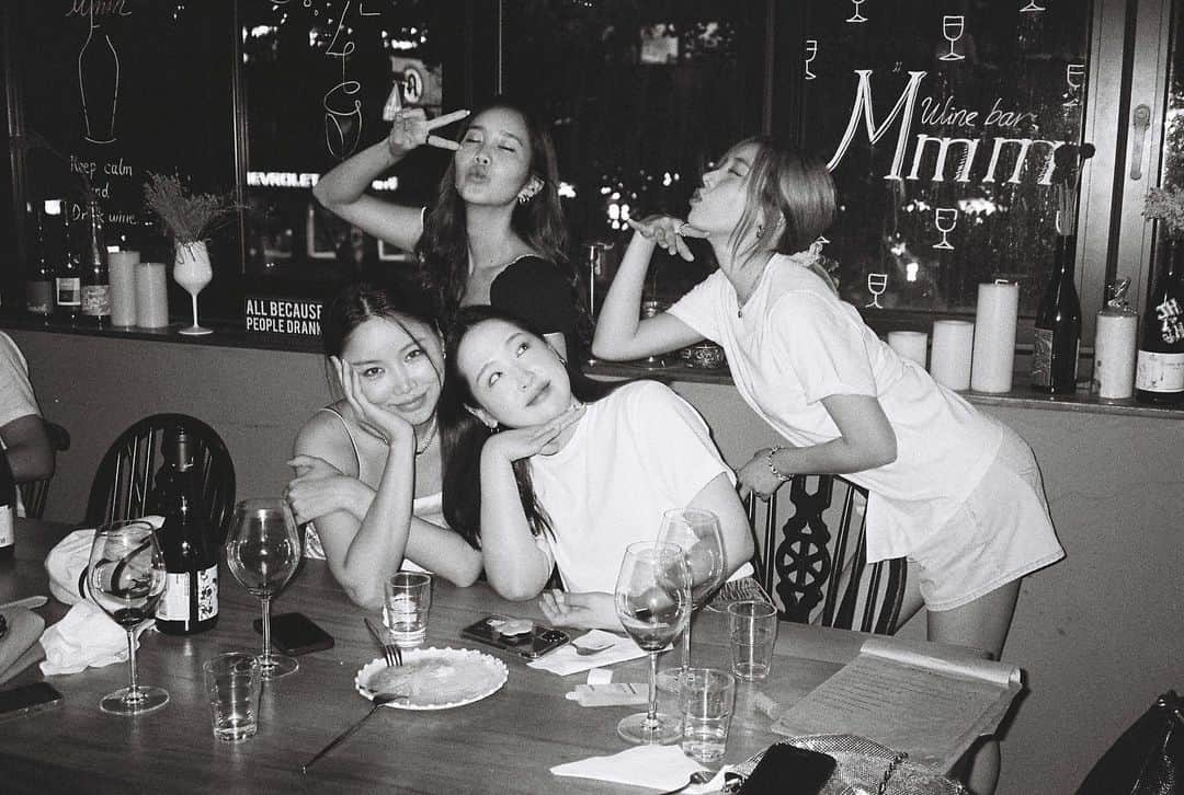 アシュリさんのインスタグラム写真 - (アシュリInstagram)「more b&w fotos - with dear ones 🤍」8月13日 22時17分 - ashleybchoi