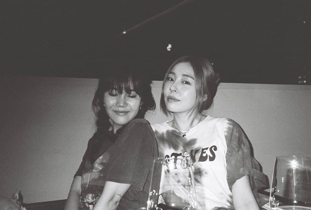 アシュリさんのインスタグラム写真 - (アシュリInstagram)「more b&w fotos - with dear ones 🤍」8月13日 22時17分 - ashleybchoi