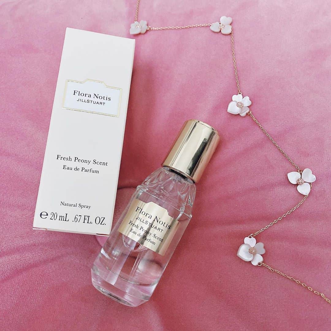 のインスタグラム：「. . . . 最近出会った香水ちゃん。 . JILLSTUARTから出ているFlora Notis。 . 幸せになれる優しいお花の香りなの。 . お友達からも大好評だった💓 . 私はフレッシュピオニーという香りがお気に入りです🌸✨ . つけてるだけで幸せになれる香り…🥺💕 . . #香水 #jillstuartbeauty  #jillstuart  #floranotis  #フレッシュピオニー #flashpeony  #peony #perfume  #happy」