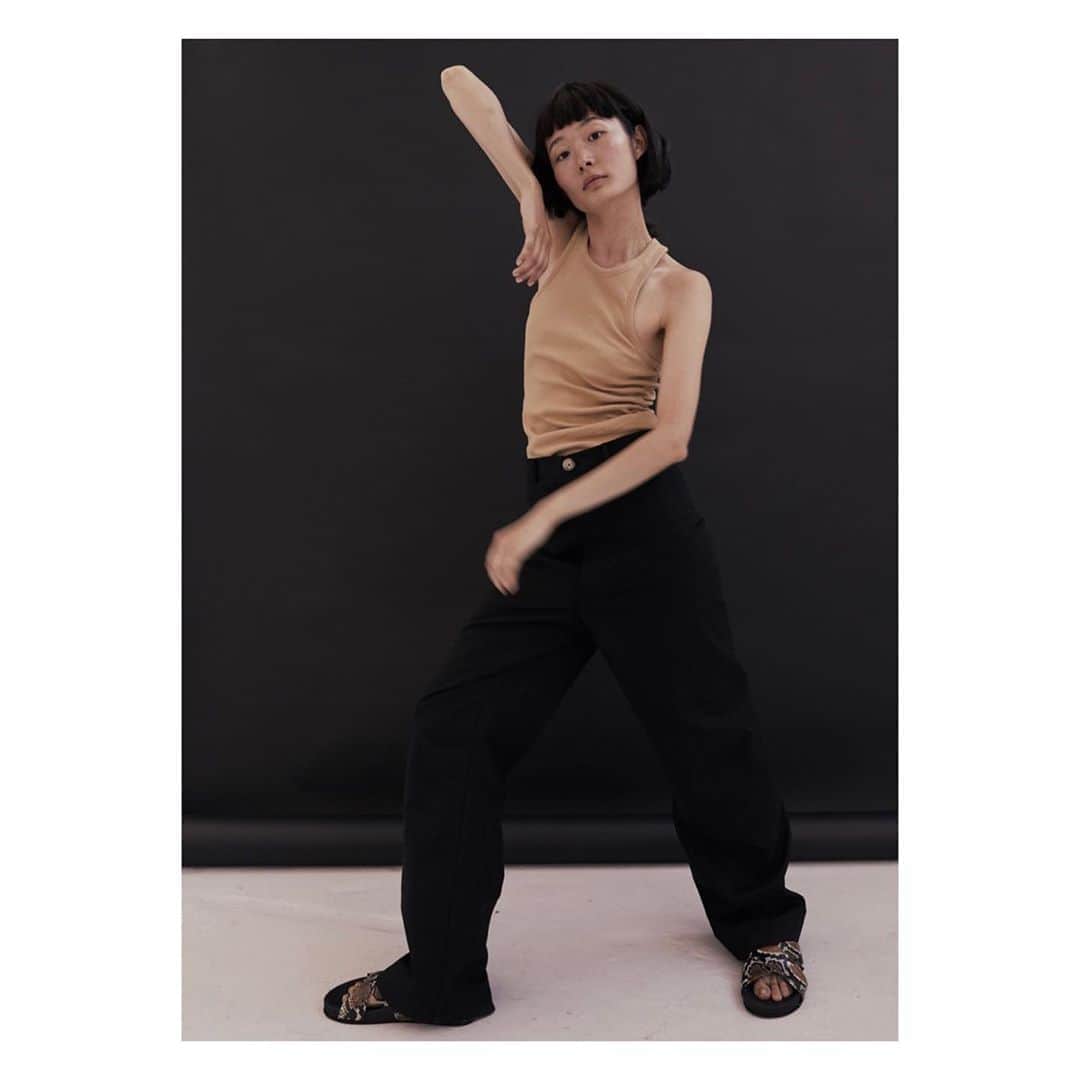 リカさんのインスタグラム写真 - (リカInstagram)「Mine ☀️ @maojingjing193  Ballet dancer going for khaki tanktop & ulrika pants #artistatwork #tanktopweather #simpleluxary #rikastudios #augustwardrobe」8月13日 22時18分 - rikastudios_