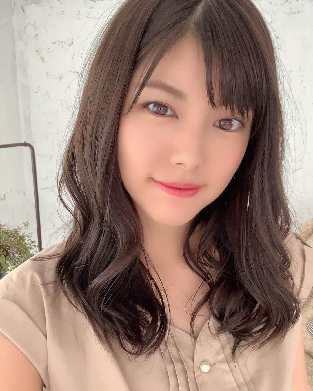 熊林保奈美のインスタグラム：「* . やうやう短く成り行く我髪。 . . . (以下担当さんとの攻防の大体の内容) 担「長さどうします？」 私「10㎝カットで！」 担「え！この前も10㎝切ったよ！ どんどん短くなるじゃん！」 私「じゃあ8㎝で(｀・ω・´)」 担「大して変わらんじゃん！」 私「じゃあ7㎝！2ヶ月で伸びた分+5㎝！」 担「( ˙꒳​˙  )」 . いつもテキトーなオーダーで可愛くしてくれて ありがとうございます😂🙌🏻 . . * #モデル #撮影会モデル #ポートレートモデル #サロンモデル #イベントコンパニオン #レースクイーン #RQ #熊林保奈美 #道産子 #Japanesegirl #paddokgirls #pitgirl #instalike #맞팔 #美容室帰りはテンション上がる」