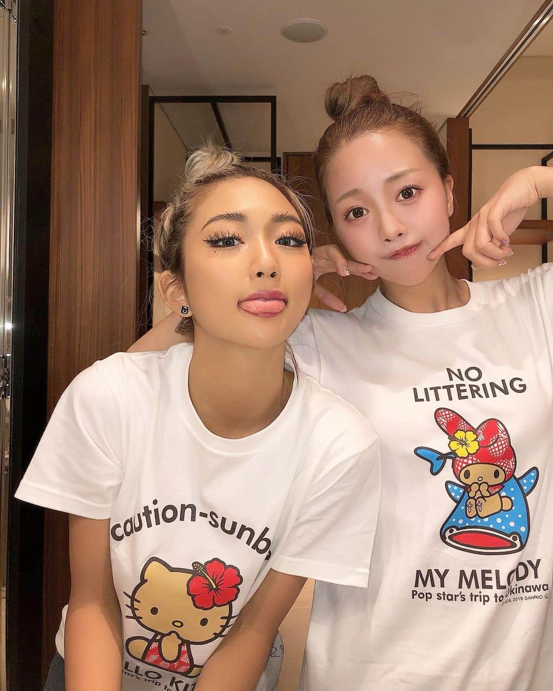 のインスタグラム：「沖縄限定Tシャツなんだ🦋❤️  . . #沖縄旅行 #旅行好き女子 #キティちゃん #マイメロ #双子コーデ #沖縄女子旅」