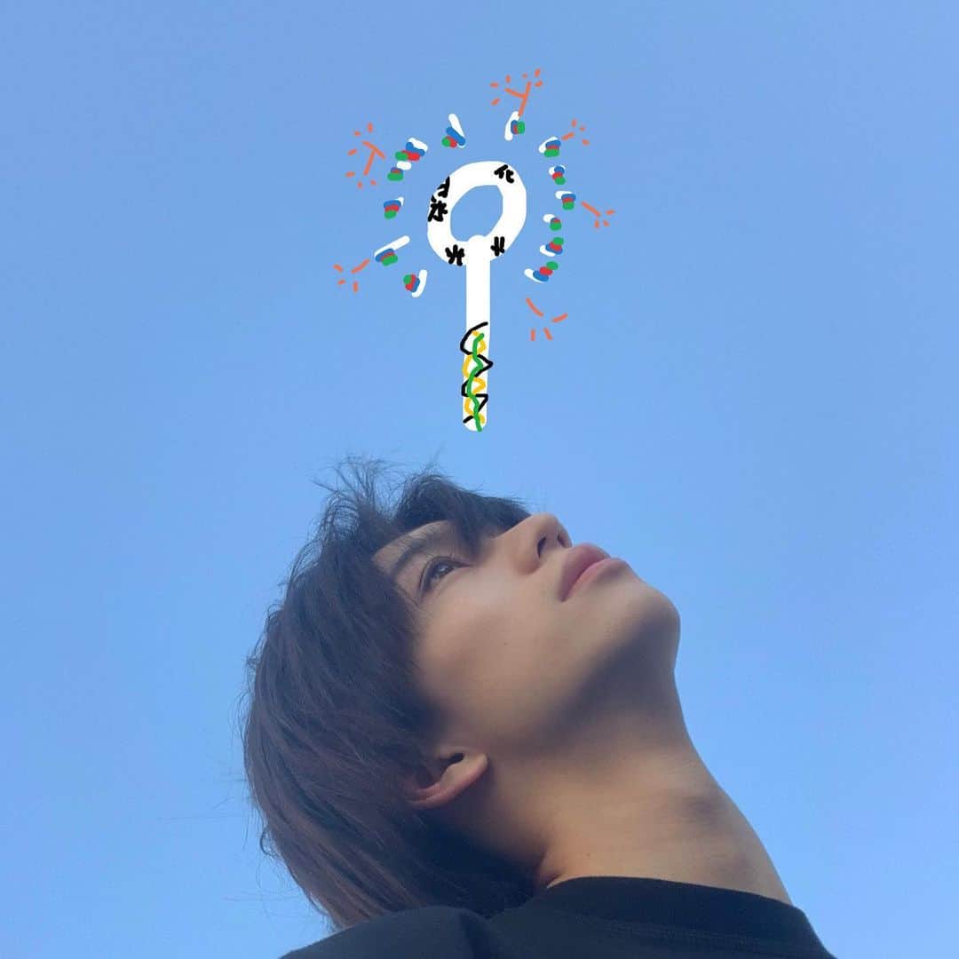 のインスタグラム：「お久しぶりで御座います  皆様、とうとう暑い夏がやってきましたね  気温がグッと上がって体調を崩しやすくなる季節  より一層、お体には気をつけて。  そんな中、先日無事に舞台『炎炎ノ消防隊』も終幕しました  暑い夏にはピッタリの熱い熱い舞台でした  僕にとっても約半年ぶりの舞台で色んな思いを馳せた  公演になりました、とても幸せです。  御来場、そしてライブ配信をご視聴なされた方々  誠に有難う御座いました。  またファンクラブのブログにでもつらつらと  書き留めたいと思います。  そして只今、絶賛、舞台『かがみの孤城』の稽古中でございます  迫る本番、そして何よりも演劇がある幸せ  噛み締めて、残り日数の少ない中  しっかりとカンパニーでやり遂げたいと思います。  今の願いは無事に、幕が上がり、下りること。  兎にも角にも頑張りますので  千秋楽までどうぞ応援の程、宜しくお願い致します。  【どんな時でも心から皆を幸せに】  木津つばさ」
