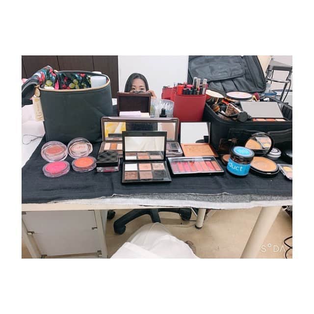 神原美香さんのインスタグラム写真 - (神原美香Instagram)「. . 先日MaHaLoのスタッフ写真の撮影をしました📸♥️ コロナ休業前から彩と話してて無事実行できました😊 ヘアメイク・メイク▶︎ @aya.hairmake  カメラ▶︎ @_toki_katarina  ヘアとメイクは信用しまくりの彩に✨ 何度かインスタでもご紹介してますが 高校からの友達で、一緒に学校に通い 持ってた夢を、今もしっかり叶えてる 勝手にわたしは美容業の仲間の1人だと思ってます😊✨ そんな彩がコロナで忙しい仕事が空いたタイミングに お願いしよう🌻という閃きから今回の撮影にいたり 荻原様をご紹介してもらい みんなリラックスしながら素敵な写真を 撮影していただきました♥️！ . 荻原様には暑い中 重い機材と、撮影していただけたこと 本当に嬉しく思います😊♥️ . 撮影してもらった写真は また1つずつインスタにもアップして ホットペッパーなどの写真も 随時更新していこうと思います🥰！ 楽しみにしていてくださいねー♪！←誰 . . 是非彩と荻原様のインスタもチェックしていただき 何かあったらぜひDM送ってみてください♥️ わたしは9月にある友達の結婚式のヘアも 安定の彩に無茶振りお願い予定ですー🤙✨笑 . . 　　　　. .  ‾‾‾‾‾‾‾‾‾‾‾‾‾‾‾‾‾‾‾‾‾‾‾‾‾‾‾‾‾‾‾‾‾‾‾‾‾‾‾‾‾‾‾ 随時ご予約受付中🌟 Nail salon MaHaLo 大阪＊梅田＊北新地 〠大阪市北区梅田1丁目2-2-B100号 大阪駅前第2ビルB1F ☎️06-6345-2220 📩mahalo.nail.0420@gmail.com LINE@📱mahalo-umeda 当日ご予約も受け付けております✨ お気軽にお問い合わせください💖 ‾‾‾‾‾‾‾‾‾‾‾‾‾‾‾‾‾‾‾‾‾‾‾‾‾‾‾‾‾‾‾‾‾‾‾‾‾‾‾‾‾‾‾ #nail#ネイル#nofilter#beauty#nailstagram #大阪#北新地#梅田ネイルサロン#大阪ネイルサロン#NailsalonMaHaLo#네일아트#네일#젤네일#footnail#instanail#gelnails#nailart#japanesenailart #スカルプ#オトナ女子ネイル#可愛い#nails#ジェルネイル#ネイルデザイン#オフィスネイル#上品ネイル#夏ネイル2020#シンプルネイル#宣材写真#写真撮影」8月13日 22時24分 - mahalo.nail2012