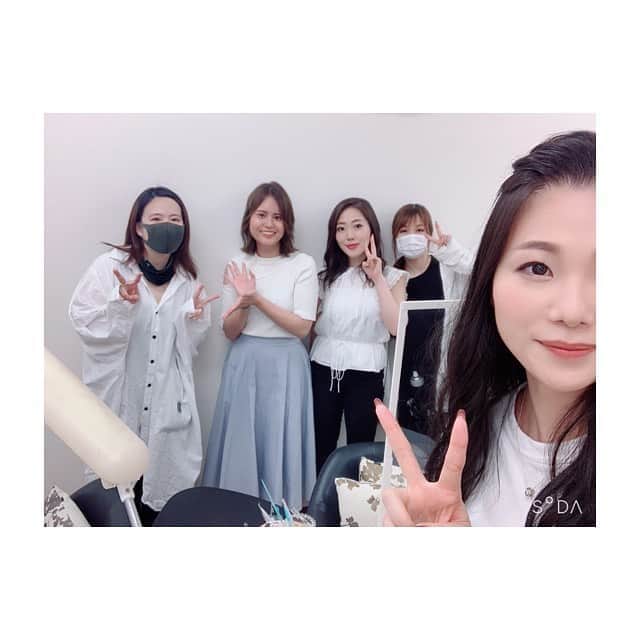 神原美香さんのインスタグラム写真 - (神原美香Instagram)「. . 先日MaHaLoのスタッフ写真の撮影をしました📸♥️ コロナ休業前から彩と話してて無事実行できました😊 ヘアメイク・メイク▶︎ @aya.hairmake  カメラ▶︎ @_toki_katarina  ヘアとメイクは信用しまくりの彩に✨ 何度かインスタでもご紹介してますが 高校からの友達で、一緒に学校に通い 持ってた夢を、今もしっかり叶えてる 勝手にわたしは美容業の仲間の1人だと思ってます😊✨ そんな彩がコロナで忙しい仕事が空いたタイミングに お願いしよう🌻という閃きから今回の撮影にいたり 荻原様をご紹介してもらい みんなリラックスしながら素敵な写真を 撮影していただきました♥️！ . 荻原様には暑い中 重い機材と、撮影していただけたこと 本当に嬉しく思います😊♥️ . 撮影してもらった写真は また1つずつインスタにもアップして ホットペッパーなどの写真も 随時更新していこうと思います🥰！ 楽しみにしていてくださいねー♪！←誰 . . 是非彩と荻原様のインスタもチェックしていただき 何かあったらぜひDM送ってみてください♥️ わたしは9月にある友達の結婚式のヘアも 安定の彩に無茶振りお願い予定ですー🤙✨笑 . . 　　　　. .  ‾‾‾‾‾‾‾‾‾‾‾‾‾‾‾‾‾‾‾‾‾‾‾‾‾‾‾‾‾‾‾‾‾‾‾‾‾‾‾‾‾‾‾ 随時ご予約受付中🌟 Nail salon MaHaLo 大阪＊梅田＊北新地 〠大阪市北区梅田1丁目2-2-B100号 大阪駅前第2ビルB1F ☎️06-6345-2220 📩mahalo.nail.0420@gmail.com LINE@📱mahalo-umeda 当日ご予約も受け付けております✨ お気軽にお問い合わせください💖 ‾‾‾‾‾‾‾‾‾‾‾‾‾‾‾‾‾‾‾‾‾‾‾‾‾‾‾‾‾‾‾‾‾‾‾‾‾‾‾‾‾‾‾ #nail#ネイル#nofilter#beauty#nailstagram #大阪#北新地#梅田ネイルサロン#大阪ネイルサロン#NailsalonMaHaLo#네일아트#네일#젤네일#footnail#instanail#gelnails#nailart#japanesenailart #スカルプ#オトナ女子ネイル#可愛い#nails#ジェルネイル#ネイルデザイン#オフィスネイル#上品ネイル#夏ネイル2020#シンプルネイル#宣材写真#写真撮影」8月13日 22時24分 - mahalo.nail2012