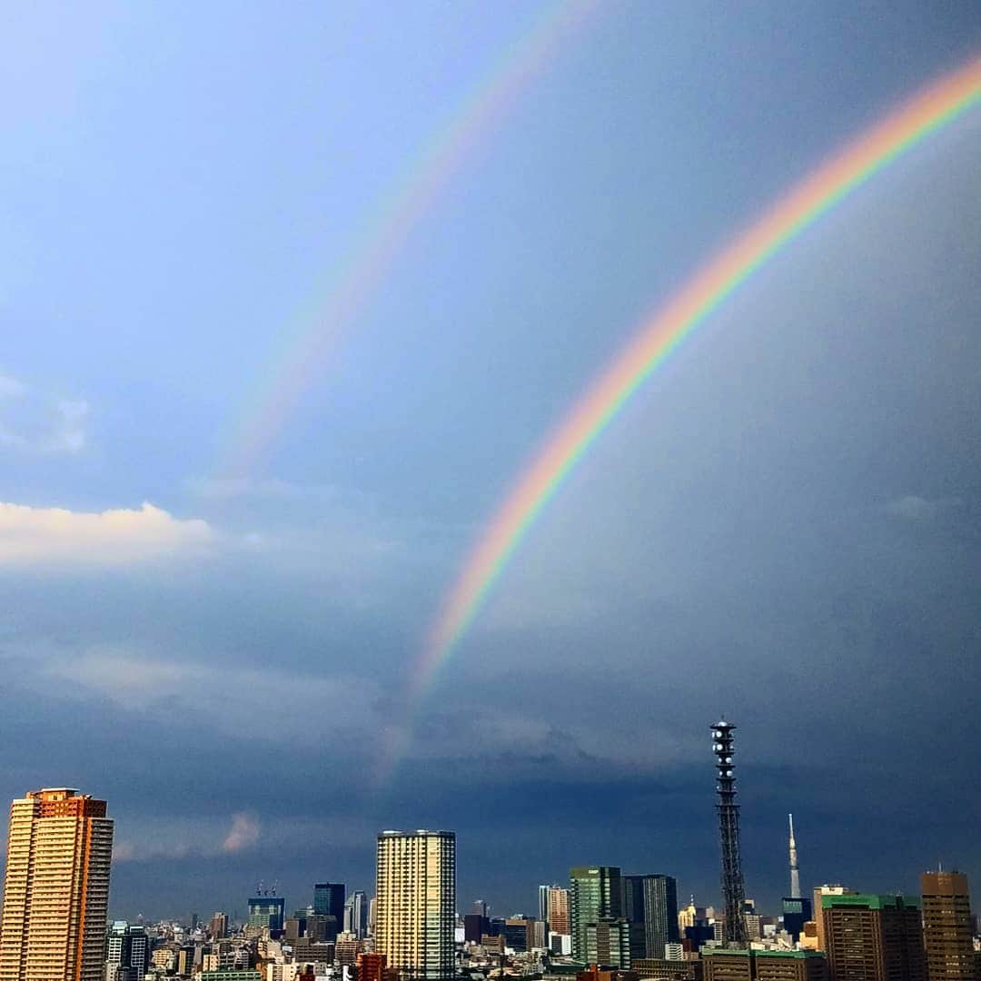 黒田啓蔵さんのインスタグラム写真 - (黒田啓蔵Instagram)「今日もゲリラ豪雨てしたね。 大変な毎日が、続きますが、帰宅したエレベーターホ―ルから綺麗にダブルレインボー🌈が、見えました✨ #ダブルレインボー #レインボー #ゲリラ豪雨」8月13日 22時26分 - kurodakeizo