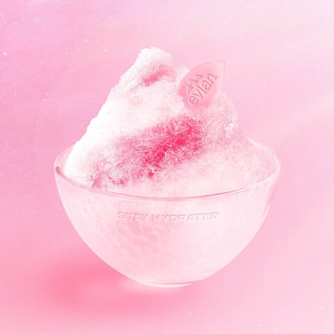 evianさんのインスタグラム写真 - (evianInstagram)「We couldn’t finish our reimagination of summer treats without a tribute to our Japanese friends. And what a yummy tribute to beat the Pacific heat. A kakigori – the iconic shaved-ice dessert – entirely made of pure evian water. Imagine a bloc of evian ice shredded into delicate and refreshing flakes, flavored with a hint of cherry blossom syrup. But you can also have “au natural”. 😉   What a delicious way to complete the season, don’t you think?  #evian #positivedrops #stayhydrated #kakigori」8月13日 22時26分 - evianwater