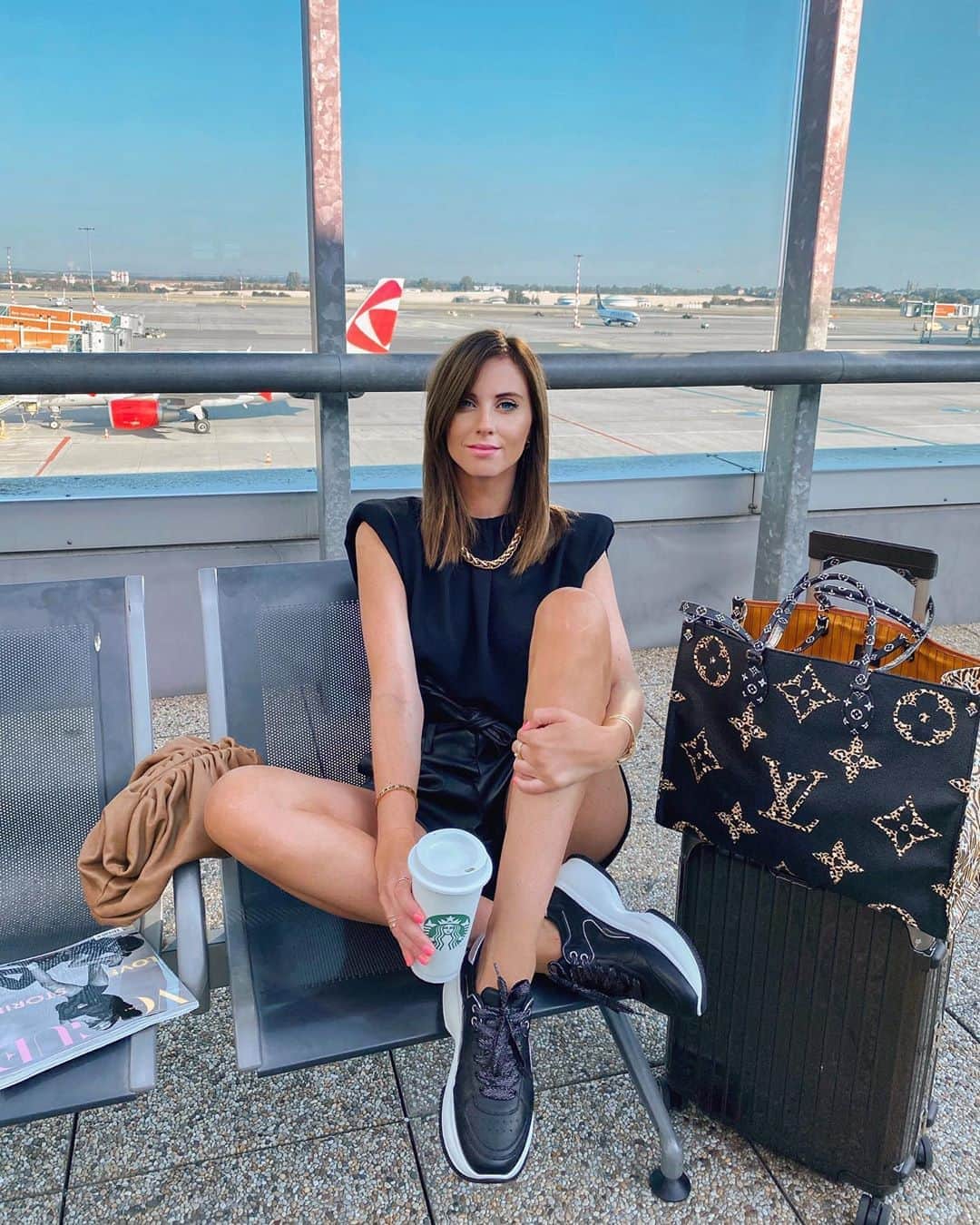 バーボラ・コディトヴァのインスタグラム：「Back from Italy with my new @hoganbrand shoes 🥰」