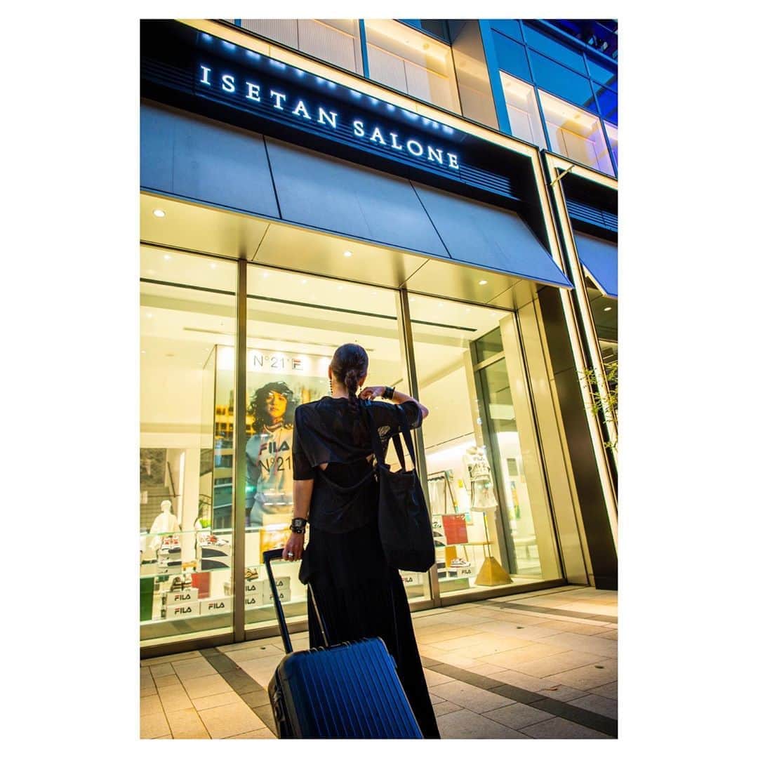 のインスタグラム：「ＩＳＥＴＡＮ　ＳＡＬＯＮＥ  #ootd #outfitoftheday #outfit  tops,bag #N21XFILA dress #N21  #昨日のコーデ 大阪に帰る前に。 昨日から始まったミッドタウンにある#イセタンサローネ N°21X FILA 1週間限定ポップアップストアのウィンドウ前にて。  この大変な状況の中、無事スタート出来たことに感謝。今回のコラボにはたくさんの(本当にたくさんの！)関係者の方々の熱い想いやLOVEが詰まっています。 そんなことを考えながら眺めていると いろいろな気持ちが込み上げてきました。  オフィシャル撮影をしてくれた @robwalbers に撮ってもらった写真。#thanks ROB♡  @numeroventuno  @fila_japan_official  @alessandrodellacqua  @isetansalonetokyo   @iza_official  SHOPIZA.com #izastagram」